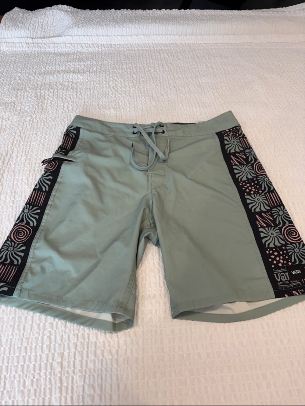 Vans Men’s Sidelines Board Shorts with Black Patterned Side Panels
Size 29